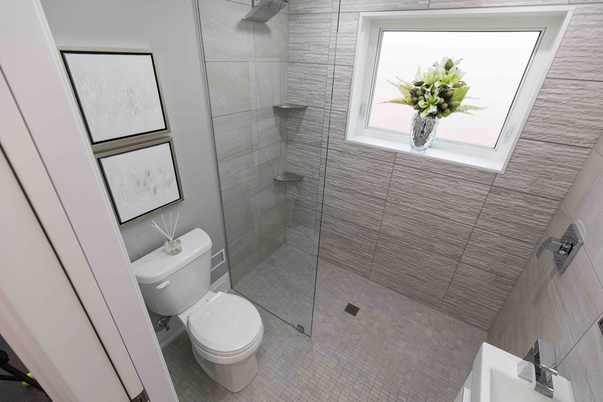 Bathroom renovation - bathroom waterproof seal between the tile and the window