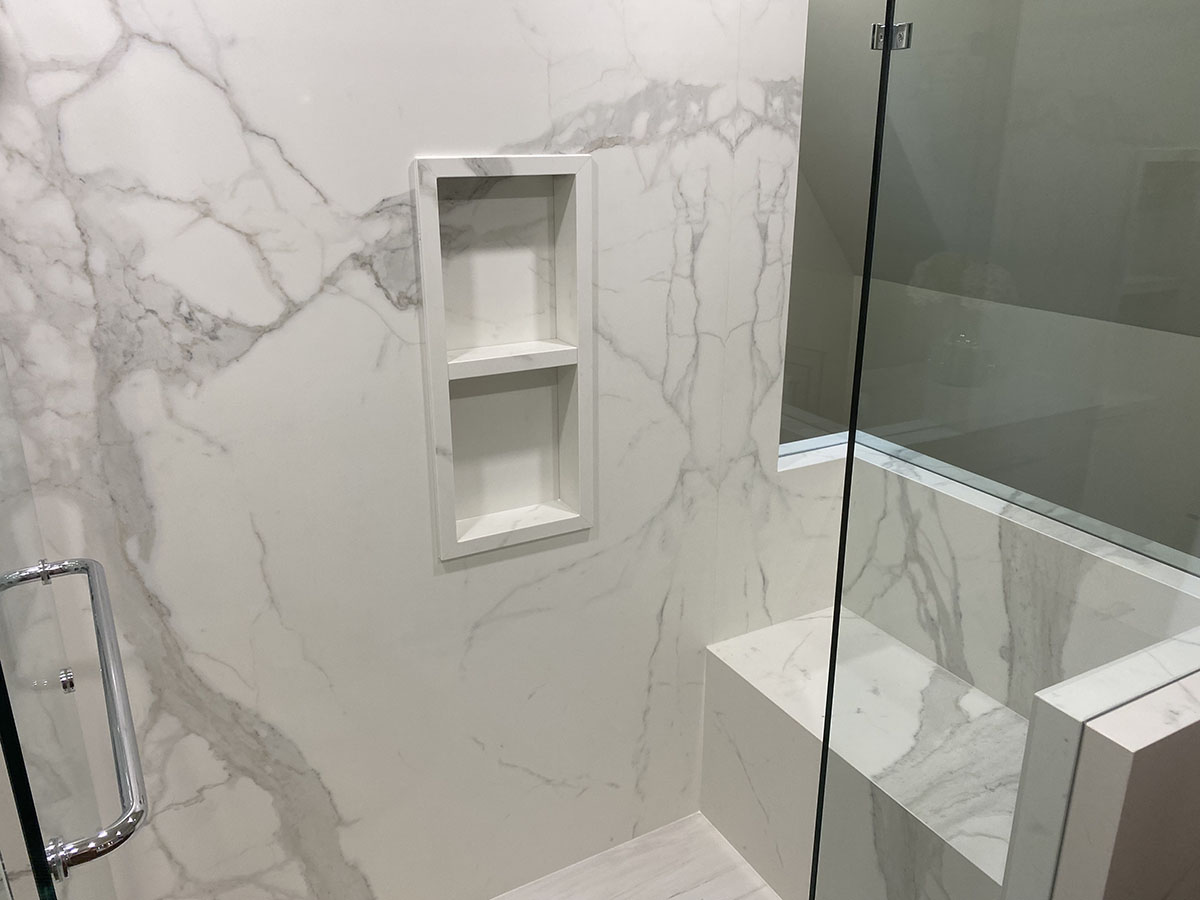Renovating a small bathroom with porcelain slabs